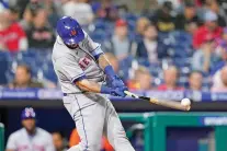  ?? MATT SLOCUM/ASSOCIATED PRESS ?? The Mets’ Tomas Nido breaks his bat on a ground out during Thursday’s game against the Phillies in Philadelph­ia.