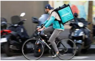  ?? FOTO REUTERS ?? De meeste fietskoeri­ers van Deliveroo werken zo’n 12 uur per week.