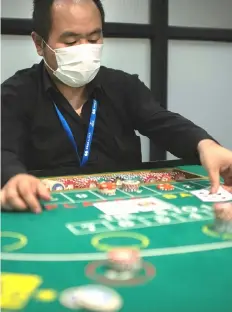  ??  ?? Practising skills in baccarat at the Japan Casino School in Tokyo.