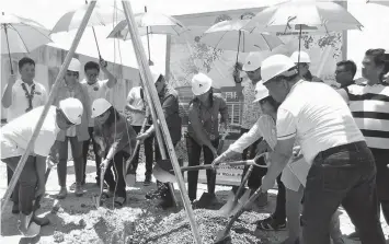  ??  ?? Health Secretary Paulyn Rosell-Ubial and DOH-7 regional director Dr. Jaime Bernadas lead the laying of the capsule and the groundbrea­king ceremony of the three buildings—DOH-7 complex, warehouse, and blood center—at SRP. May Miasco