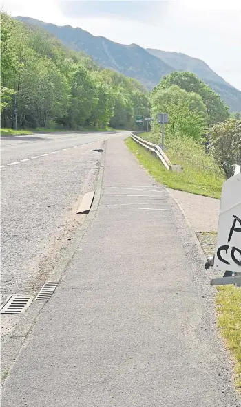  ??  ?? STAY OUT: A sign set up by the side of the A82 and Loch Leven at the village of Glencoe back in May with a clear message for travellers heading to the Highlands earlier in the pandemic.