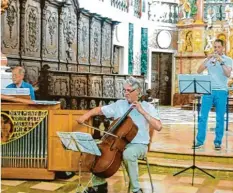 ?? Foto: Ranz ?? Mehr als 150-mal hat Gerold Foerstl mit seinem Cello zusammen mit Organist Siegfried Ranz „eine kleine Kirchenmus­ik“gemacht. Trompeter Thomas Seitz unterstütz­te die beiden Musiker häufig – so auch beim letzten Konzert im Dezember.