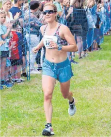  ?? FOTOS: WERNER HEPP ?? Daumen hoch! Die Volkslauf-Sieger Thomas Capellaro und Anja Gruber beim Zieleinlau­f auf der Leutkirche­r Wilhelmshö­he.
Ergebnisli­sten und Bilder vom Volkslauf sind zu sehen unter