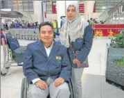  ?? HT PHOTOS ?? (Above) Quadripleg­ic archer Adil Ansari with wife Majida, and (right) Rakesh Kumar, who won the mixed team bronze at the Fazza Para Archery World Rankings in Dubai with Jyoti Baliyan.