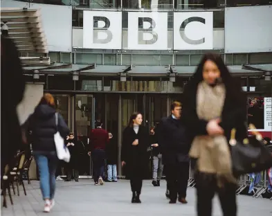  ?? REUTERS ?? Los británicos deben pagar para poder acceder a contenidos de radio y televisión pública
El 86% de la tarifa de la licencia se gasta en canales de televisión de la BBC, estaciones de radio, BBC iPlayer, BBC Sounds y servicios en línea
Licencias y pensiones: