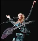  ?? TIM MARTIN THE DAY ?? Melissa Etheridge performs Friday at the Garde Arts Center in New London.