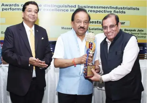  ??  ?? Ravinder Kumar Juneja, Managing Director, MRJ Group was conferred an award by Dr. Harsh Vardhan