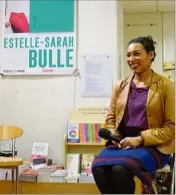 ?? (Photo P. Ma.) ?? Souriante et pétillante, Estelle-Sarah Bulle a répondu aux questions d’un public conquis à la librairie Charlemagn­e.
