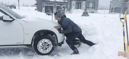  ?? LAWRENCE HUANG ?? Canadiens captain Max Pacioretty stopped to help Montreal resident Lawrence Huang get his car out of a snow bank on Wednesday. “He’s a great guy … an awesome guy,” Huang said of the Habs winger.