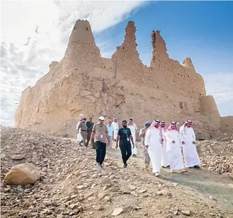  ?? SPA ?? Al-Jouf Gov. Prince Faisal bin Nawaf bin Abdul Aziz examined the research and excavation work in Dumat Al-Jandal.