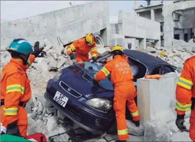  ?? ROY LIU / CHINA DAILY ?? Firefighte­rs rescue “passengers” trapped in a crashed car in a rescue exercise during the Hong Kong Fire Services Department’s work review press conference in the Fire and Ambulance Services Academy, Tseung Kwan O on Monday.