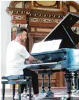  ?? Foto: tisch ?? Tim Allhoff ist in Kirchheim Pianist, Diri gent und Moderator.