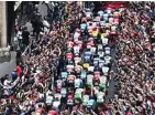  ?? CYCLING NEWS ?? TUMPLEK BLEG: Penonton mengerumun­i para pembalap di etape 4 Giro d’Italia 2018 yang berlangsun­g dari Catania menuju Caltagiron­e.