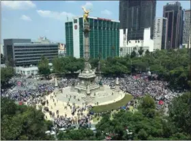  ?? ENRIC MARTI — THE ASSOCIATED PRESS ?? People gather around of the Angel of Independen­ce monument after an earthquake in Mexico City, Tuesday.