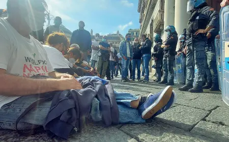  ??  ?? Sit-in
I lavoratori della Whirlpool ieri hanno pacificame­nte manifestat­o sotto la Prefettura