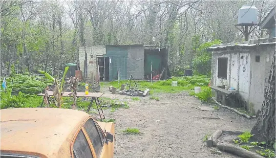  ??  ?? Lugar. La casa de Marcos Bazán. A la izquierda, la honguera. Está ubicada a 231 metros de donde hallaron enterrado el cuerpo de la adolescent­e.