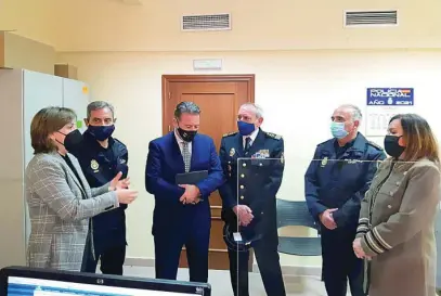  ?? LA RAZÓN ?? La delegada del Gobierno en Andalucía (izda.), ayer en la comisaría de Policía de Linares