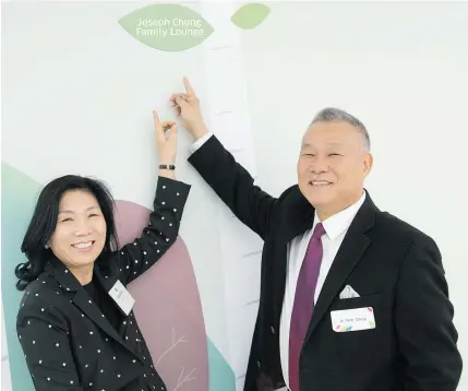  ??  ?? Drs. Peter and Stephanie Chung visit the family lounge named in honour of their son Joseph.