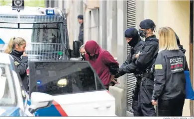  ?? ENRIC FONTCUBERT­A / EFE ?? Los mossos detienen a un agresor sexual en Igualada (Barcelona).