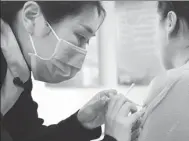  ?? ZHANG TAO / FOR CHINA DAILY ?? A woman receives an HPV vaccinatio­n at a hospital in Zhengzhou, Henan province, last month.