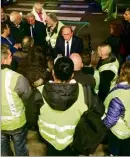  ?? (Photo S.W) ?? Hier soir, le maire Jean-Claude Guibal est allé à la rencontre d’une vingtaine de « gilets jaunes » réunis sur le perron de l’hôtel de ville.