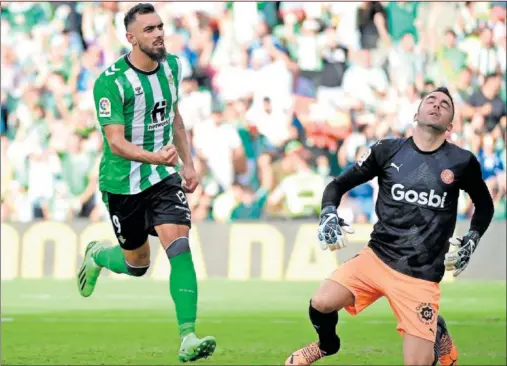  ?? ?? Borja Iglesias anota ante Juan Carlos el penalti que puso la igualada del Betis en el primer tiempo del partido.