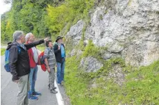  ?? SZ-FOTO: KHB ?? Winfried Hanold erklärt den Mitwandern Spannendes über das Gestein im Lautertal.