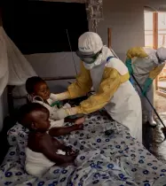  ??  ?? Sul campo
In alto Giovanni Putoto, responsabi­le ricerca e programmaz­ion e del Cuamm in Africa. Qui sopra, medici sul campo in una zona colpita dall’Ebola