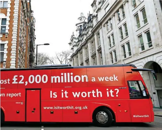  ??  ?? Uno dei bus della campagna anti-Brexit “Ne vale la pena?” con cui i sostenitor­i hanno percorso le strade del Regno Unito per promuovere l’idea di un nuovo referendum