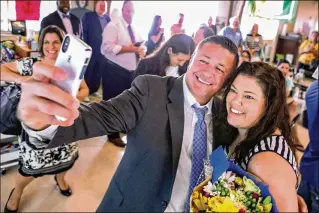  ?? DAMON HIGGINS PHOTOS / THE PALM BEACH POST ?? Dreyfoos School of the Arts teacher Sarah Ray takes a selfie with Superinten­dent Robert Avossa in her economics class Wednesday.