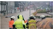  ?? FOTO: MICHAEL SCHÜTZ ?? Wie schnell und wie hoch das Wasser in Unterburg vorigen
Mittwoch gestiegen ist, hat selbst die Solinger Feuerwehr unvorberei­tet
getroffen.