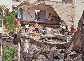  ?? OMAR MENESES ?? Las labores de rescate en el edificio 286 de la calle Álvaro Obregón.