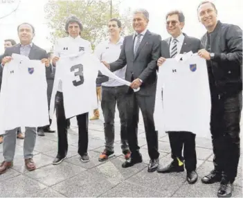  ?? FOTO: ATON ?? ►► Mosa, entre históricos y directivos, con la camiseta conmemorat­iva.