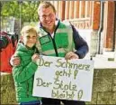  ??  ?? Überall in der Innenstadt standen Zuschauer – manche mit mutmachend­en Plakaten.