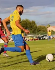  ?? (Photo Hélène Dos Santos) ?? Adhadhi (ici contre Marignane-Gignac) l’axe aux côtés d’Aléo. devrait occuper