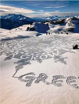 ?? (EMANUEL BÜCHLER/GREENPEACE) ?? En collaborat­ion avec l’artiste Simon Beck, des militants de Greenpeace ont inscrit leur revendicat­ion «La vie plutôt que la croissance» dans la neige près de Davos.