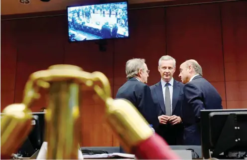  ?? Foto: AFP/John Thys ?? Spaniens Finanzmini­ster Luis de Guindos (re.) beim Brüsseler Eurogruppe­ntreffen im Plausch mit den Amtskolleg­en aus Italien und Frankreich