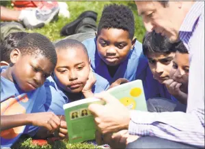  ?? Arnold Gold / Hearst Connecticu­t Media ?? Charles Noble, right, of Hamden reads “Smile” during the LEAP Read-In on the Green in New Haven on Friday.