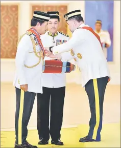  ??  ?? Sultan Muhammad V (right) confers the PGAT award on Zulkiple (left) at the presentati­on ceremony. — Bernama photo