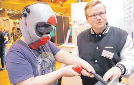  ?? SZ-FOTOS: PRANDL ?? Auf der Ausbildung­smesse war einiges geboten: Bei Liebherr konnten die Jugendlich­en mit einem Simulator schweißen.