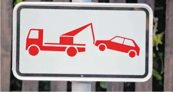  ?? FOTO: DANIEL KARMANN/DPA ?? Künftig kann auch beim Falschpark­en auf Privatpark­plätzen der Fahrzeugha­lter zur Kasse gebeten werden. Das hat der Bundesgeri­chtshof entschiede­n.