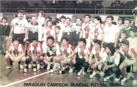  ??  ?? Jugadores, cuerpo técnico y médico, campeón del mundo en Melbourne 88. Llegaba el primer título para el salonismo paraguayo.