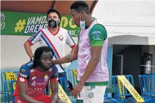  ??  ?? Juan Carlos Paredes (sentado) es consolado por el jugador de Orense Daniel Angulo.