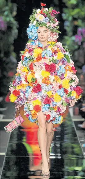  ??  ?? Moschino by Jeremy Scott. Las flores en relieve, protagonis­tas.