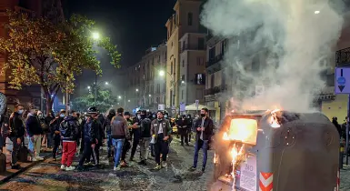  ??  ?? Gli scontri a Napoli nei giorni scorsi Sotto, Massimo Villone