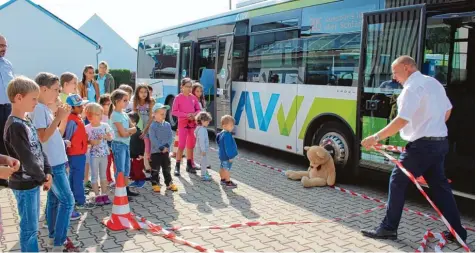  ?? Foto: Gerlinde Drexler ?? In der Busschule lernen die Kinder unter anderem, wo der tote Winkel ist. Plüschbär Lotte ist dabei ein wichtiger Verbündete­r.