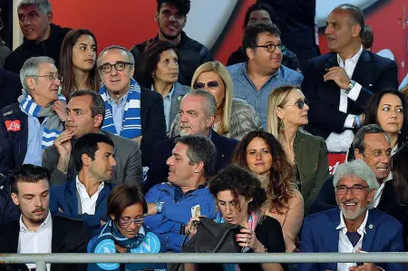  ??  ?? Formazione La Tribuna Vip dello stadio San Paolo. Si riconoscon­o anche presidente e sindaco