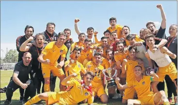  ??  ?? SÚPER CAMPEONES. Los rojiblanco­s, de amarillo por completo, con la Copa de campeón juvenil.