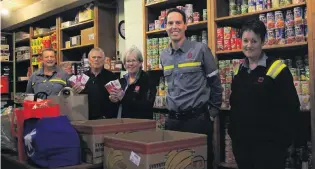  ?? PHOTOS: LUISA GIRAO ?? Charitable contributi­ons . . . Tiwai worker Sam Patton, Southland Food Bank chairman Peter Swain, Salvation Army Community Ministries Coordinato­r Brenda King, Tiwai general manager Stew Hamilton and Tiwai Community relations officer Andrea Carson during delivery of donation at Southland Food Bank.