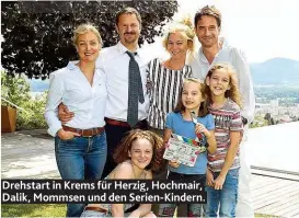  ??  ?? Drehstart in Krems für Herzig, Hochmair, Dalik, Mommsen und den Serien- Kindern.